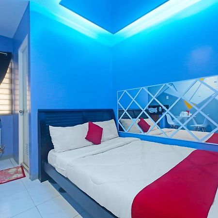 Oyo 896 Silverio Suites Manila Exterior photo