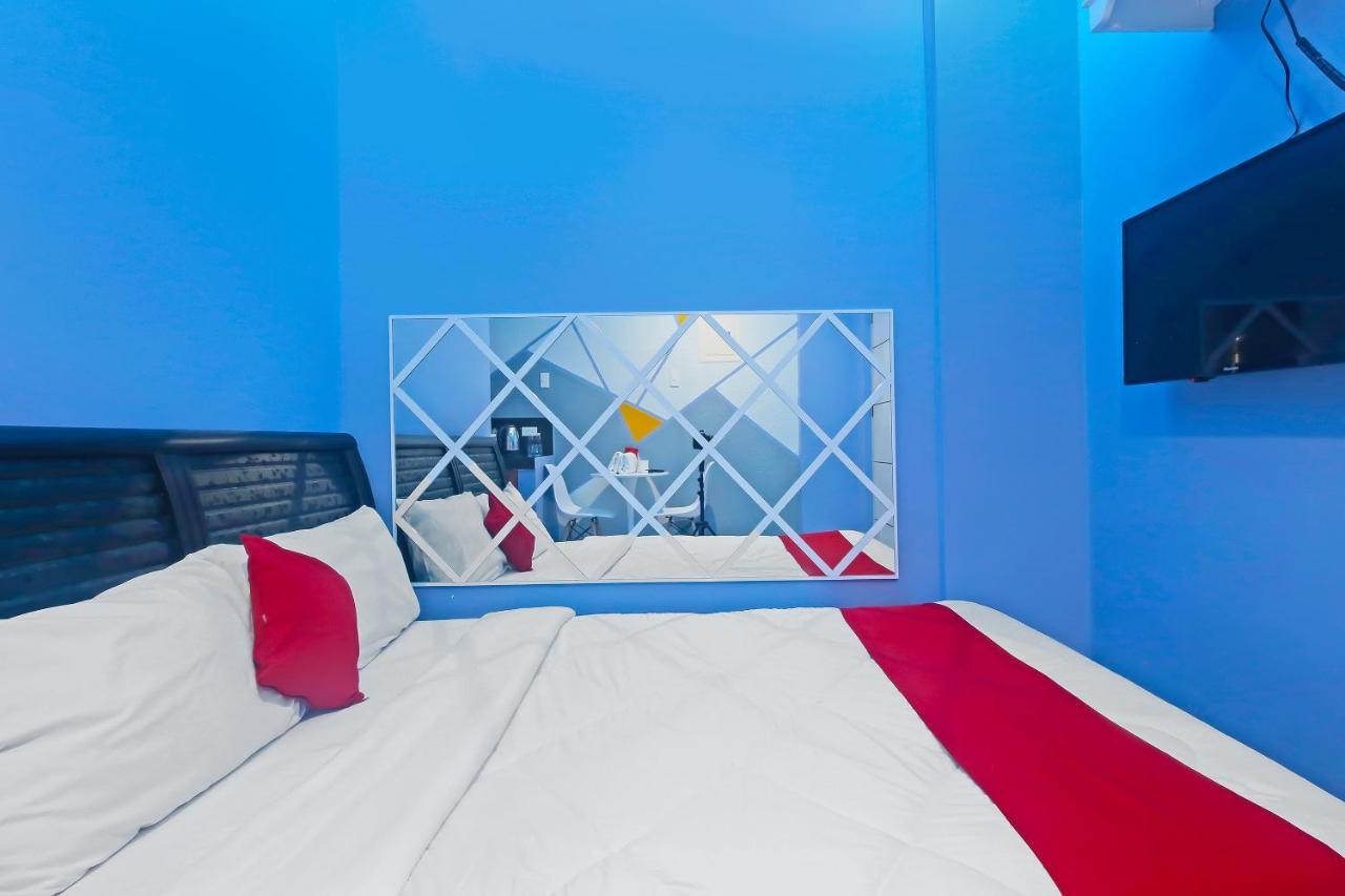 Oyo 896 Silverio Suites Manila Exterior photo